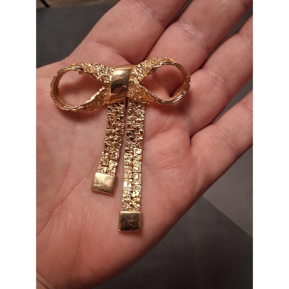 Gold Tone Bow Brooch Pin Textured Mesh Ribbon Tails Dangle Costume Jewelry - Picture 3 of 4